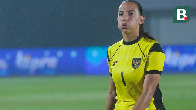 Kiper Timnas Indonesia Putri, Iris de Rouw saat menghadapi Kirgistan dalam laga Kualifikasi Piala Asia Putri 2026 di Indomilk Arena, Tangerang, Minggu (29/6/2025). (Bola.com/Muhammad Iqbal Ichsan)