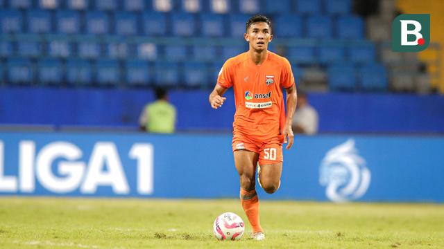 Pemain Borneo FC, Rivaldo Eneiro Pakpahan menguasai bola saat menghadapi Madura United pada laga leg kedua semifinal Championship Series BRI Liga 1 2023/2024 di Stadion Batakan, Balikpapan, Kalimantan Timur, Minggu (19/5/2024). (Bola.com/Bagaskara Lazuardi)