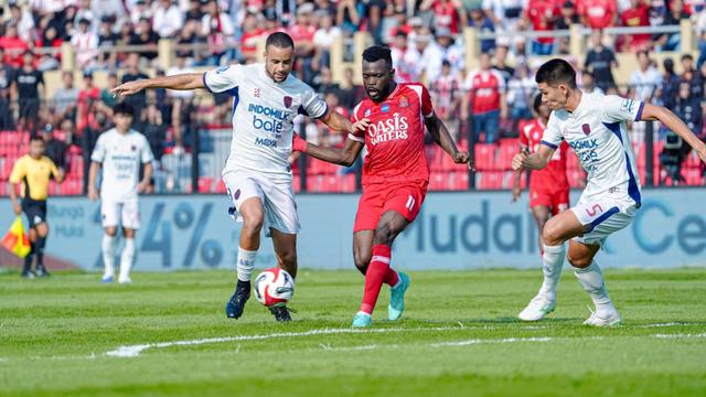 Striker asing Persijap Jepara, Sudi Abdallah, saat berebut bola dengan pemain Persita Tangerang, Pablo Ganet, pada laga pekan ke-6 BRI Super League 2025/2026 di Stadion Gelora Bumi Kartini (GBK), Jepara, Minggu (21/9/2025). (dok. Persijap)   