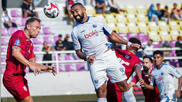 Duel udara antara bek Persis Solo, Xandro Schenk dengan striker Arema FC, Dalberto dalam laga pekan ketujuh BRI Super League 2025/2026 di Stadion Manahan, Solo, Jawa Tengah, Minggu (28/9/2025) sore WIB. (Dok. Arema FC)