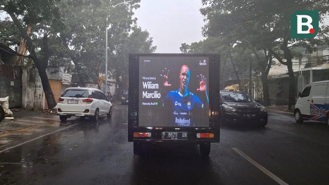 Pengumuman perekrutan Wiliam Marcilio oleh Persib Bandung yang dilakukan melalui mobitron yang berkeliling di jalan-jalan Kota Bandung. (Bola.com/Erwin Snaz)