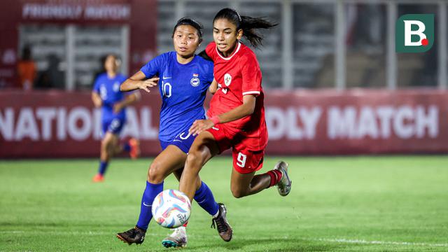 Pemain Timnas putri Indonesia, Claudia Scheunemann (kanan) berebut bola dengan pemain Singapura, Irsalina Binte pada laga uji coba internasional di Stadion Madya, Gelora Bung Karno, Senayan, Jakarta, Selasa (28/5/2024). (Bola.com/Bagaskara Lazuardi)