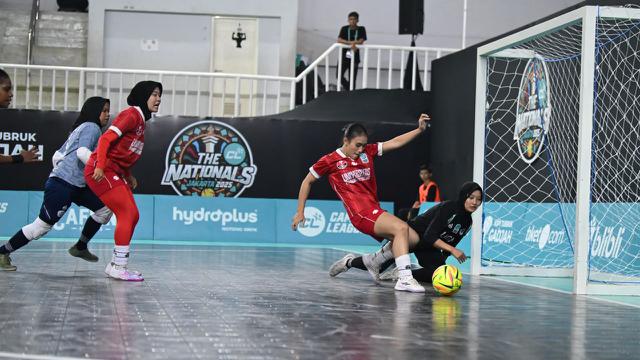 Dalam Grup A Putri Campus League Futsal putri fase The Nationals, Universitas Pendidikan Indonesia (UPI) Bandung meraih kemenangan besar 7-1 atas Universitas Gadjah Mada (UGM) Yogyakarta yang diselenggarakan di FIKK UNJ GOR Universitas Negeri Jakarta, Rawamangun, Jakarta Timur, Rabu (3/12/2025). (Bola.com/Campus League)