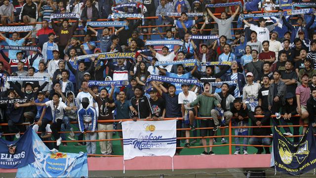 Aksi Brajamusti saat mendukung PSIM di Stadion Sultan Agung, Bantul. (Bola.com/Vincentius Atmaja)