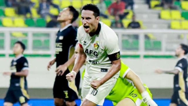 Pemain Persik Kediri, Ezra Walian. (Bola.com/Gatot Sumitro)