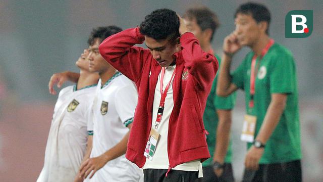 Salah satu pemain andalan Timnas Indonesia U-19 yang sempat dilanda cedera, Marselino Ferdinan tertunduk lesu usai pertandingan. (Bola.com/M Iqbal Ichsan)