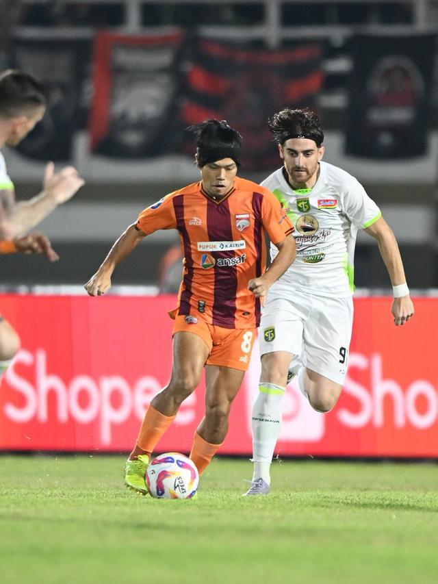 Gelandang Borneo FC Samarinda, Kei Hirose dikejar gelandang Persebaya Surabaya, Dejan Tumbas dalam laga pekan ke-33 BRI Liga 1 2024/2025 di Stadion Segiri, Samarinda, Minggu (18/5/2025). (Dok. Borneo FC Samarinda)