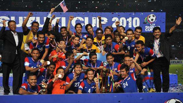Malaysia. Timnas Malaysia tercatat baru meraih 1 trofi Piala AFF sepanjang sejarah, yaitu pada edisi 2010. Timnas Malaysia sukses mengalahkan Timnas Indoensia pada partai final Piala AFF 2010 yang digelar dalam dua leg kandang dan tandang yang mulai diterapkan sejak edisi 2004. Pada leg pertama di Stadion Bukit Jalil, Malaysia menang 3-0, sementara pada leg kedua di Stadion Utama Gelora Bung Karno Senayan Timnas Indonesia hanya menang 2-1. (AFP/Bay Ismoyo)