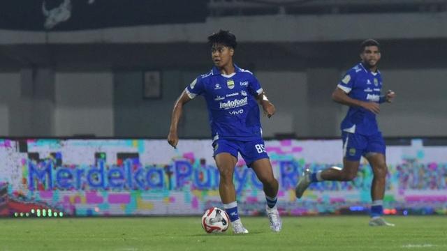 Gelandang muda Persib Bandung, Nazriel Alfaro menjalani debut di BRI Super League 2025/2026 saat Maung Bandung bertandang ke markas Madura United, Minggu (30/11/2025). (Dok. I.League)