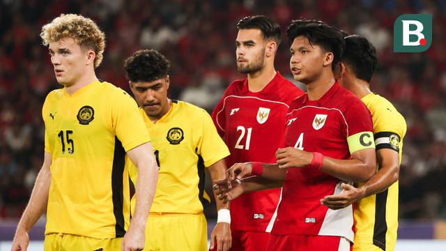 Para pemain Malaysia dan Timnas Indonesia U-23 bersiap menyambut sepak pojok pada laga pemungkas Grup A Piala AFF U-23 2025 di Stadion Utama Gelora Bung Karno (SUGBK), Senin (21/7/2025) malam WIB. (Bola.com/Abdul Aziz)