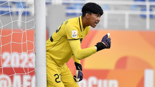 Kiper Timnas Indonesia U-20, Daffa Fasya memberi aba-aba kepada rekan-rekannya saat menghadapi Suriah U-20 pada laga matchday kedua Grup A Piala Asia U-20 2023 di Lokomotiv Stadium, Tashkent, Uzbekistan, Sabtu (4/3/2023). (AFC/Pranit Katwal)