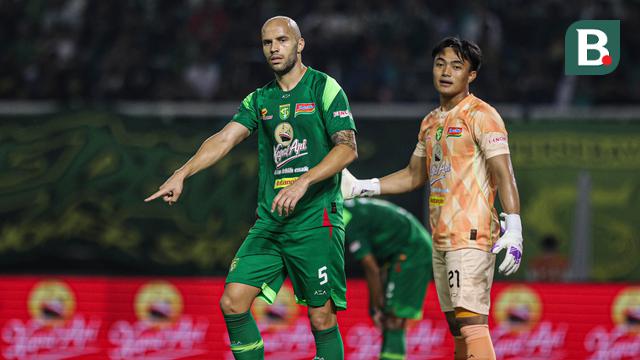 Risto Mitrevski (kiri) dan Ernando Ari ketika Persebaya Surabaya melawan PSIM Yogyakarta pada BRI Super League 2025/2026 di Stadion Gelora Bung Tomo, Surabaya, Jumat (8/8/2025). (Bola.com/Abdul Aziz)