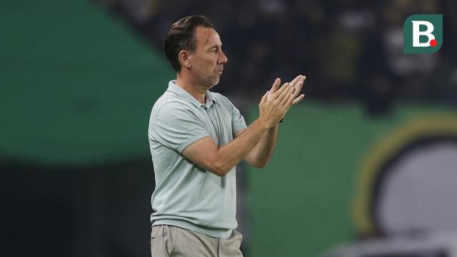 Pelatih PSIM Yogyakarta, Jean-Paul van Gastel, saat memimpin timnya menghadapi Persebaya Surabaya pada laga pembuka BRI Super League 2025/2026 di Stadion Gelora Bung Tomo, Surabaya, Jumat (8/8/2025). (Bola.com/Abdul Azis)