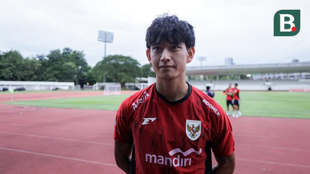 Luke Xavier Keet berpose setelah melakukan wawancara dalam latihan perdana Timnas Indonesia U-22 untuk SEA Games 2025 di Stadion Madya, Senayan, Jakarta, Selasa (11/11/2025). (Bola.com/Bagaskara Lazuardi)