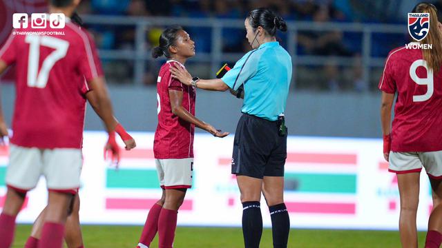 Kapten Timnas Indonesia Putri, Gea Yumanda melakukan protes kepada wasit dalam pertandingan pertama SEA Games 2025 melawan Thailand yang digelar di Chonburi Stadium, Kamis (4/12/2025). (Dok. Changsuek)