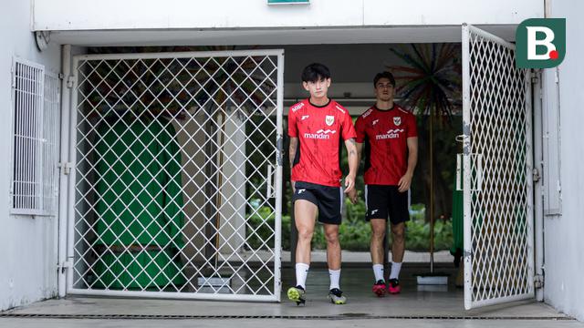 Luke Xavier Keet memasuki lapangan saat latihan perdana Timnas Indonesia U-22 untuk SEA Games 2025 di Stadion Madya, Senayan, Jakarta, Selasa (11/11/2025). (Bola.com/Bagaskara Lazuardi)