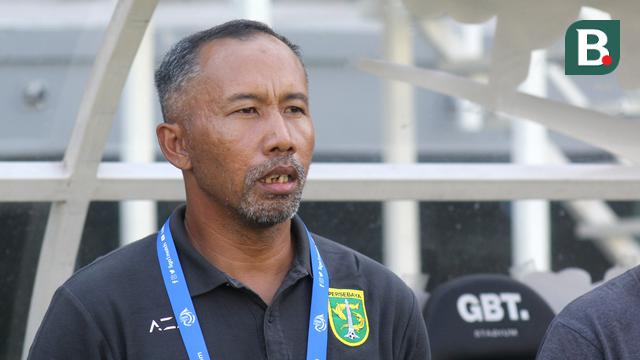 Pelatih sementara Persebaya Surabaya, Uston Nawawi. (Bola.com/Aditya Wany)