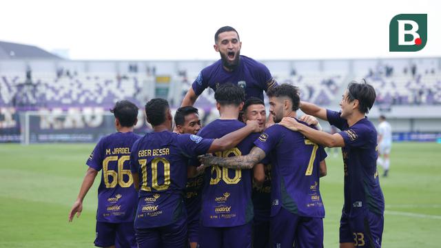 Skuad Persita Tangerang merayakan kemenangan atas PSIM pada lanjutan BRI Super League 2025 hari Jumat (17/10/2025) sore WIB. (Muhammad Iqbal Ichsan/Bola.com)