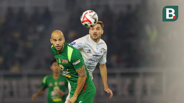 Pemain Persebaya, Risto Mitrevski berduel dengan pemain PSIM Yogyakarta, Nermin Haljeta pada pertandingan pembuka BRI Super League 2025/2026 di Stadion Gelora Bung Tomo, Jumat (08/08/2025) malam WIB. (Bola.com/Abdul Aziz)
