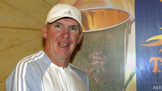 Peter Withe. Dalam Piala AFF 2004 yang digelar di Vietnam dan Malaysia, Timnas Indonesia kembali menjadi runner-up saat ditangani pelatih asal Inggris, Peter Withe. Dalam laga final kontra Singapura yang digelar dua leg, Indonesia kalah 1-3 di Jakarta dan kalah 1-2 di Singapura. (AFP/Stanley Chou)