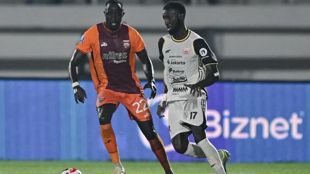 Bek Borneo FC Samarinda, Christophe Nduwarugira mencoba merebut bola dari penguasaan winger Persija Jakarta, Allano dalam laga pekan ketujuh BRI Super League 2025/2026 di Stadion Segiri, Samarinda, Minggu (28/9/2025). (Dok. Persija)