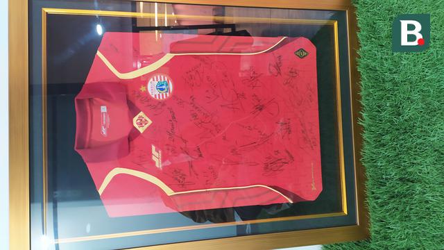 Lelang jersey Persija Jakarta untuk membantu korban banjir di Aceh dan Sumatra. (Bola.com/Roby Dian)