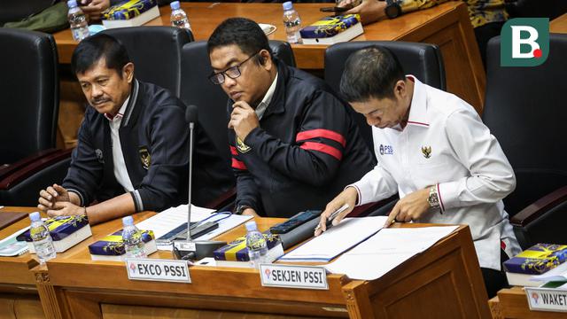 Direktur Teknik PSSI Indra Sjafri, Exco PSSI Endri Irawan, dan Sekjen PSSI Yunus Nusi saat Rapat Kerja Bersama Membahas Pemberian Kewarganegaraan Republik Indonesia Kepada Justin Hubner, Ivar Jenner, Rafael Struick di ruang Badan Legsilasi, DPR RI, Senin (20/03/2023). (Bola.com/Bagaskara Lazuardi)