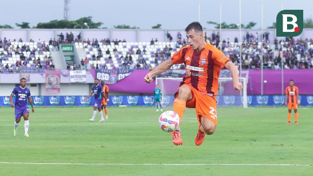 Pemain Borneo FC, Mariano Peralta, mengontrol bola saat melawan Persita Tangerang pada laga pekan ke-24 BRI Liga 1 2024-2025 di Stadion Indomilk Arena, Tangerang, Sabtu (22/2/2025). (Bola.com/M Iqbal Ichsan)