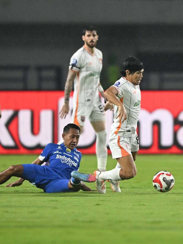 Persib Bandung meraih kemenangan 3-1 atas Borneo Samarinda FC pada laga pekan keempat BRI Super League 2025/2026 di Stadion Gelora Bandung Lautan Api (GBLA), Bandung, Jumat (5/12/2025) malam WIB. (dok. Borneo FC)