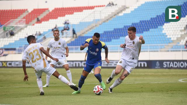 Winger Arema FC, Paulinho Moccelin coba menerobos rapatnya pertahanan Bhayangkara pada pekan 3 BRI Super League 2025/2026 di Stadion Kanjuruhan, Jumat (22/8/2025). (Bola.com/Iwan Setiawan)