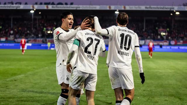 Aksi Kevin Diks bersama Borussia Monchengladbach saat bertandang ke markas Heidenheim dalam laga lanjutan Bundesliga 2025/2026, Sabtu (22/11/2025). (Dok. Borussia Monchengladbach)