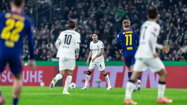 Bek Borussia Monchengladbach, Kevin Diks, dalam pertandingan melawan Leipzig di Borussia-Park, Sabtu (29-11-2025) kedini hari WIB, pada pekan ke-12 Bundesliga 2025/26. (Dok.borussia.com)