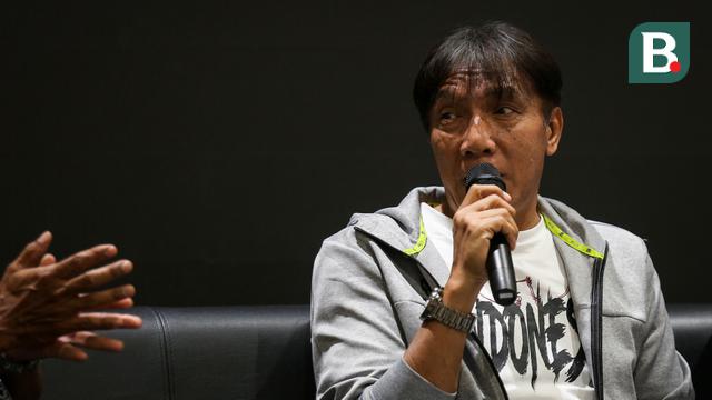 Mantan pemain Timnas Indonesia dan Jebolan Kompetisi Perserikatan, Robby Darwis memberikan keterangan saat acara Refleksi 93 Tahun PSSI di GBK Arena, Senayan, Jakarta, Senin (17/04/2023). (Bola.com/Bagaskara Lazuardi)