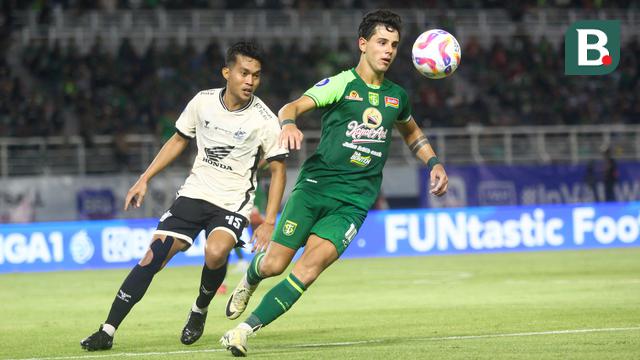 Aksi pemain PSM Makassar, Akbar Tanjung (kiri), dan pemain Persebaya Surabaya, Bruno Moreira, pada lanjutan BRI Liga 1 2024/2025, di Stadion Gelora Bung Tomo, Surabaya, Rabu (23/10/2024). (Bola.com/Aditya Wany)