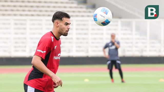 Jens Raven saat mengikuti latihan bersama Timnas Indonesia U-22 di Stadion Madya, Senayan, Jakarta, Rabu (26/11/2025).
