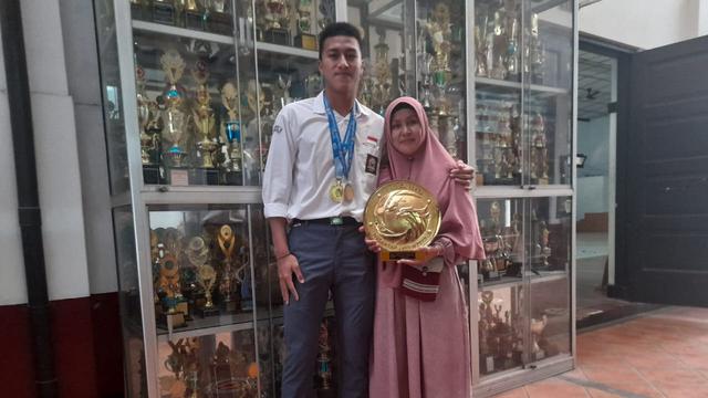 Fitrah Maulana, kiper Timnas Indonesia U-19, bersama sang ibu Rohaeni usai mengikuti acara di SMAN 4 Bandung (Ist/Achmad Yani)